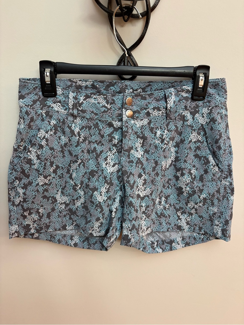 Columbia Omni-Shield Women Size 4 Camo Shorts Water-Resistant Like New - Picture 2 of 10
